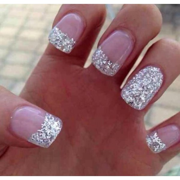 Glitter e pietre di Swarovski come tendenza della manicure invernale 2016-2017