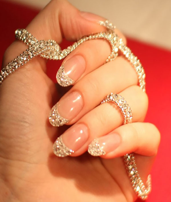 Glitter e pietre di Swarovski come tendenza della manicure invernale 2016-2017