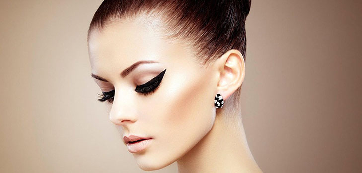 Come disegnare le frecce davanti all'eyeliner
