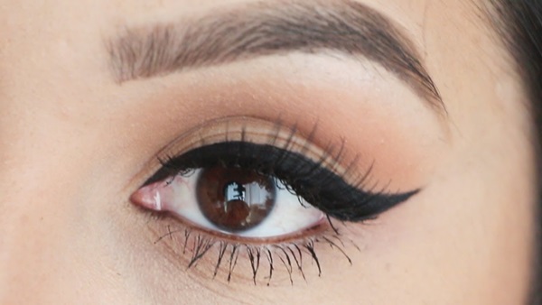 Come disegnare le frecce davanti all'eyeliner