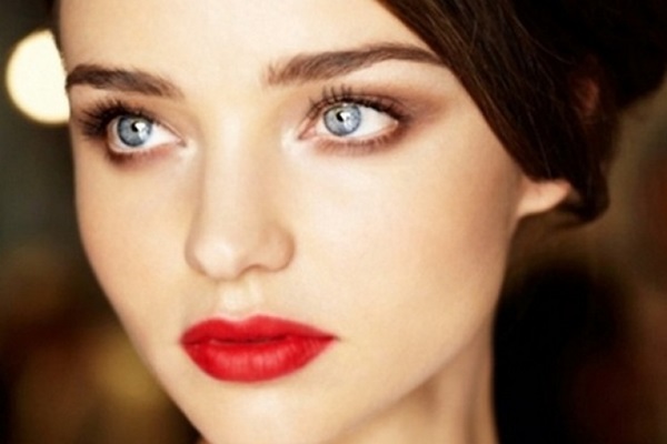 Come disegnare le frecce davanti all'eyeliner