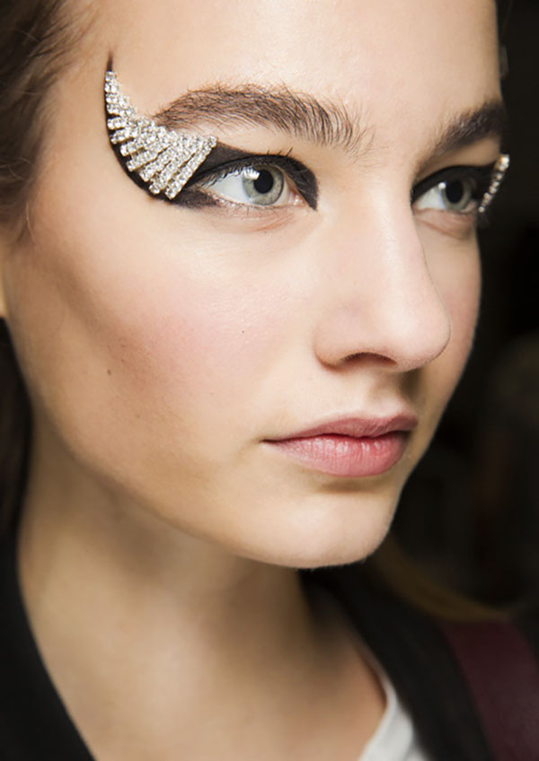 Mascara e una collezione di prodotti per un trucco perfetto. Tendenze di trucco Autunno-Inverno 2016