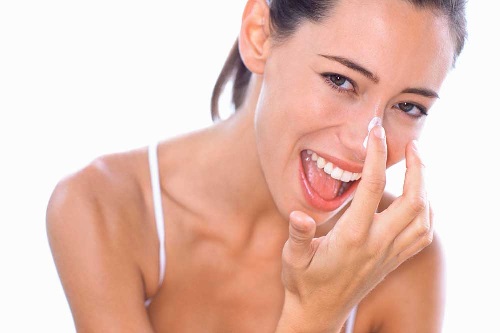 La crema per la pelle mista non è sempre appropriata e risparmia inoffensiva
