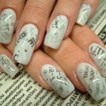 Manicure con l'aiuto del giornale