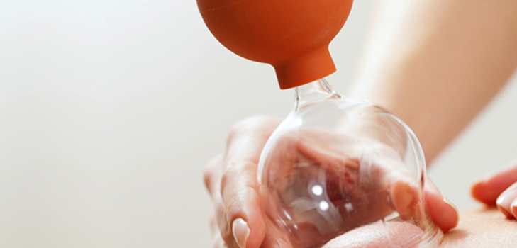 Massaggiare con lattine sotto vuoto dalla cellulite: liberati della cellulite da solo
