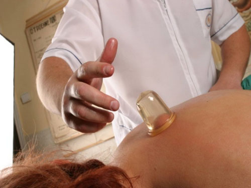 Massaggiare con lattine sotto vuoto dalla cellulite: liberati della cellulite da solo