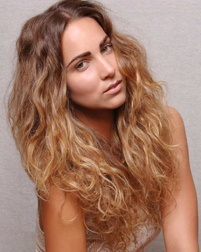 Evidenziando i capelli dai capelli biondi