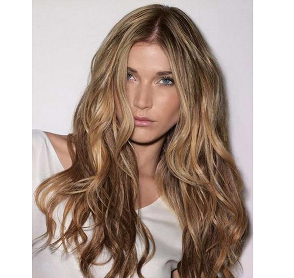 Evidenziando i capelli dai capelli biondi