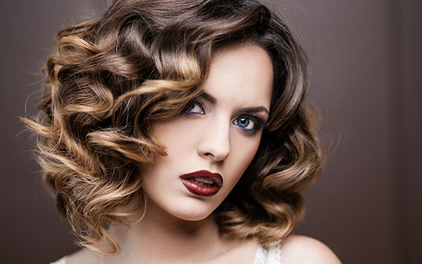 Evidenziando i capelli dai capelli biondi