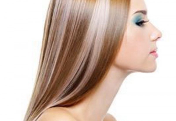 Sciogliere i fili sottili di capelli scuri Sciogliere i fili sottili di capelli scuri
