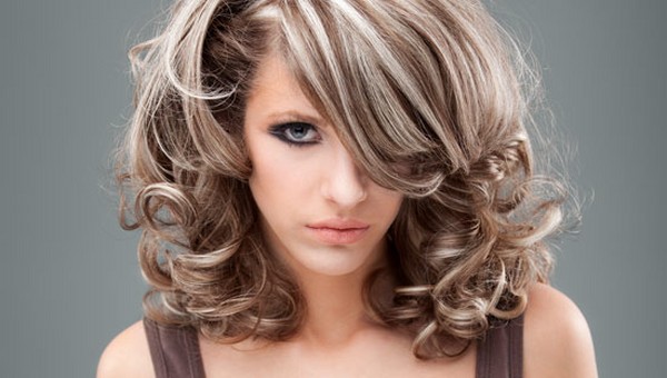 Sciogliere i fili sottili di capelli scuri Sciogliere i fili sottili di capelli scuri