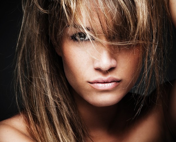 Sciogliere i fili sottili di capelli scuri