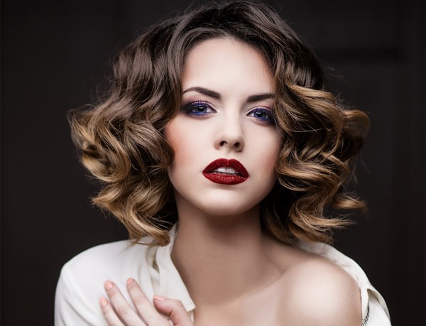 Sciogliere i fili sottili di capelli scuri