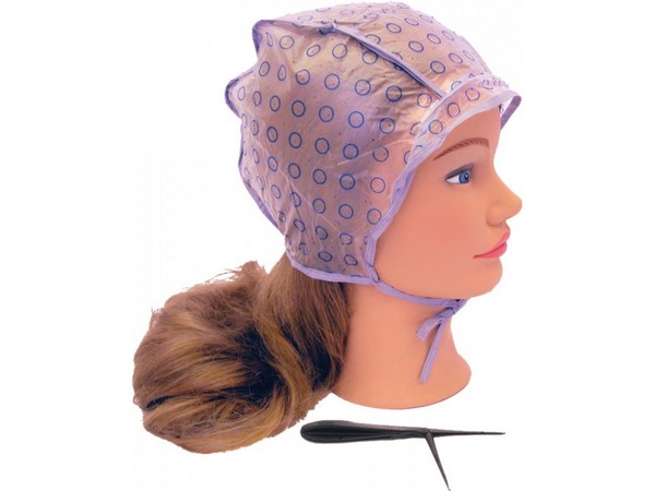 Sciogliere i fili sottili di capelli scuri