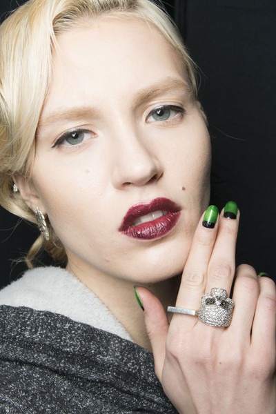 Manicure con l'aiuto di una vernice camaleontica. La nuova tendenza del 2015