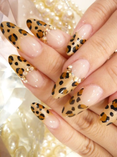 Le unghie Leopard tornano e tornano di moda