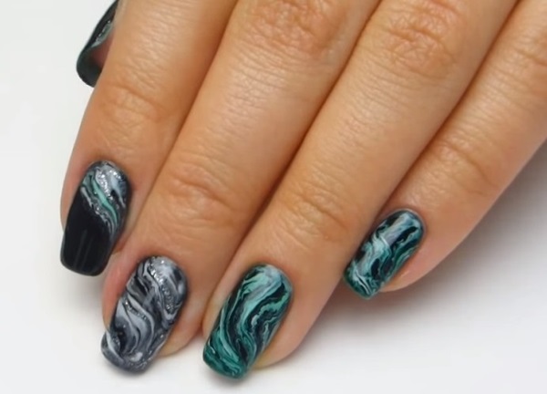 Manicure in marmo con gel-vernice