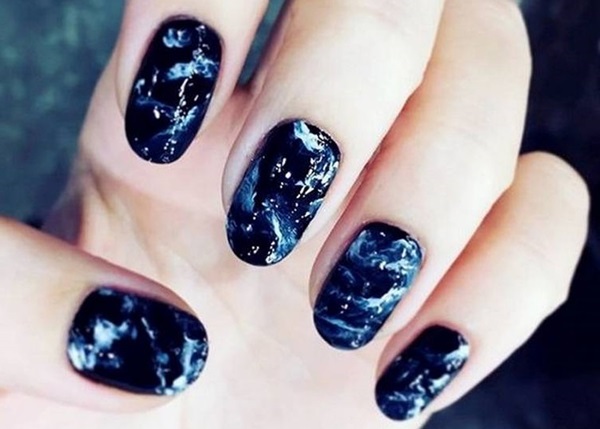 Manicure in marmo con gel-vernice