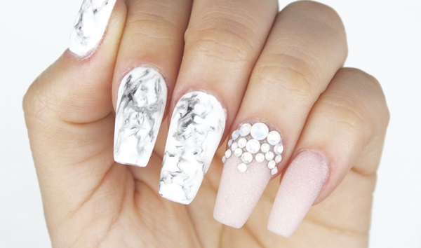 Manicure in marmo con gel-vernice