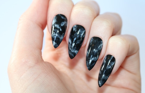 Manicure in marmo con gel-vernice