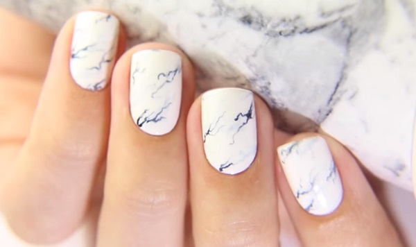 Manicure in marmo con gel-vernice
