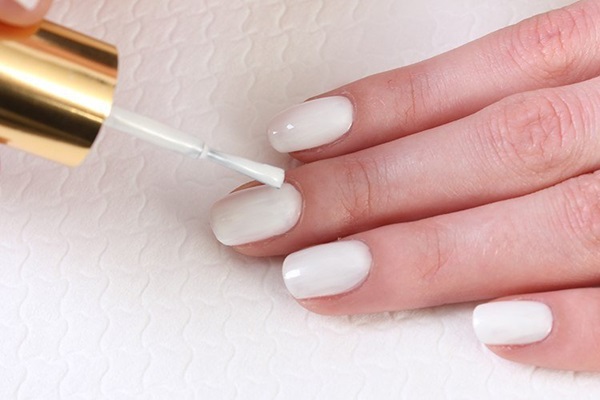 Manicure in marmo con gel-vernice