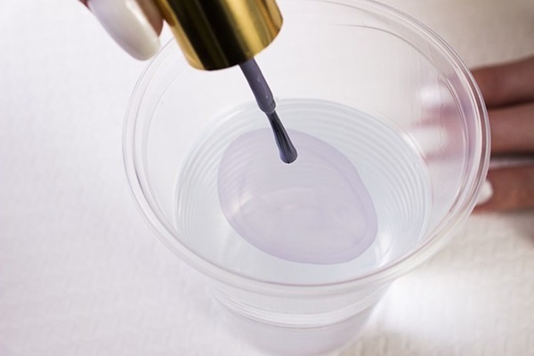Manicure in marmo con gel-vernice