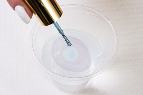 Manicure in marmo con gel-vernice