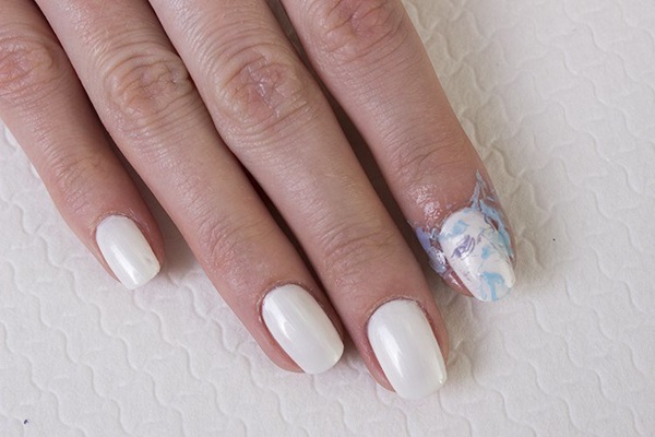 Manicure in marmo con gel-vernice