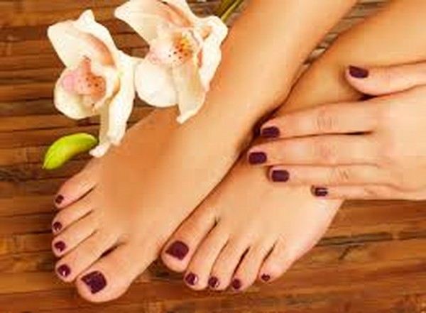 Nail design alla moda sulle gambe: foto e video