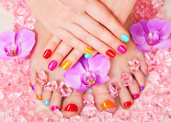 Nail design alla moda sulle gambe: foto e video