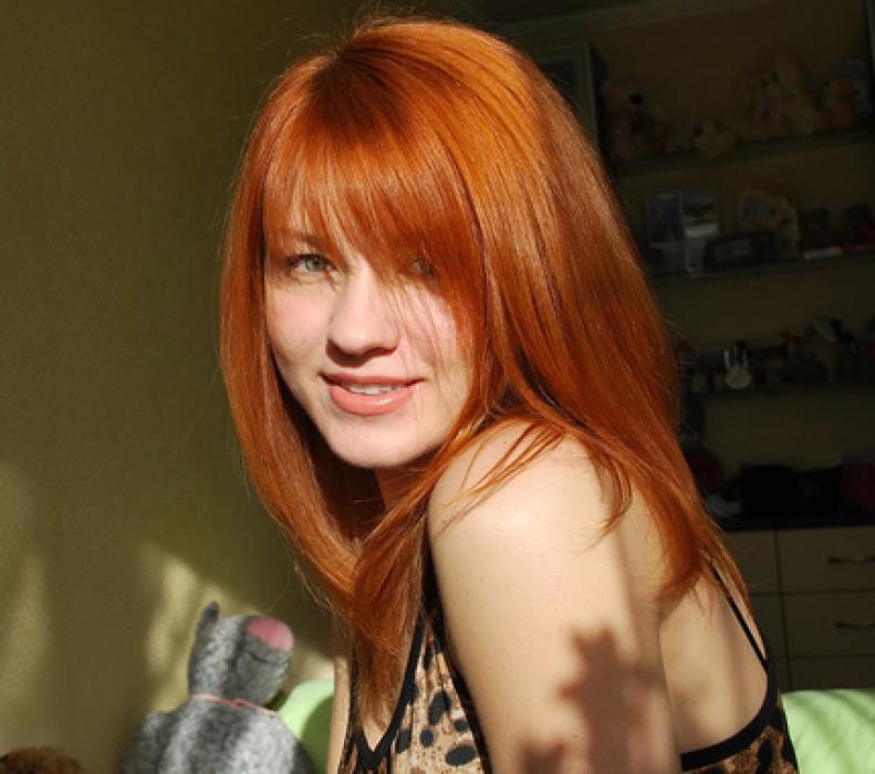 la ragazza sta sorridendo