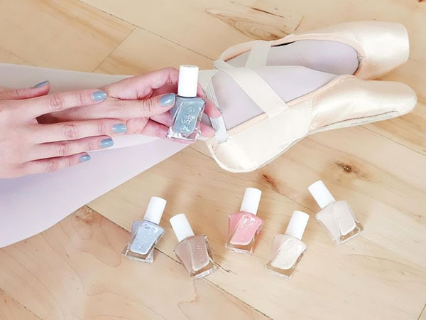 Manicure pastello: una collezione di vernici Essie Gel Couture Ballet Nudes 2017