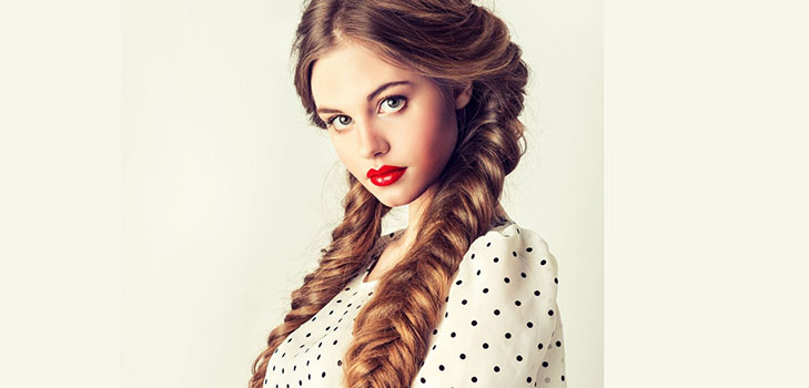 Treccia a treccia su capelli medi con una foto