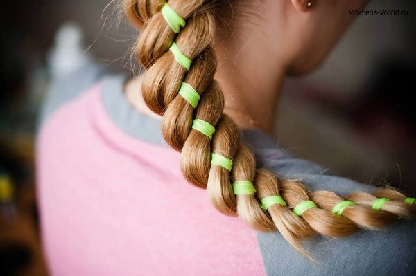 Treccia a treccia su capelli medi con una foto