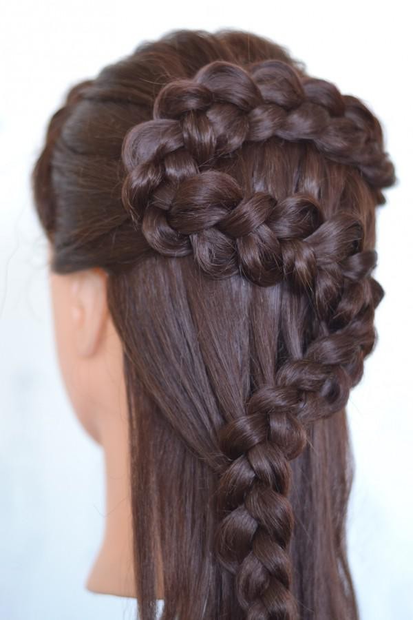 Treccia a treccia su capelli medi con una foto