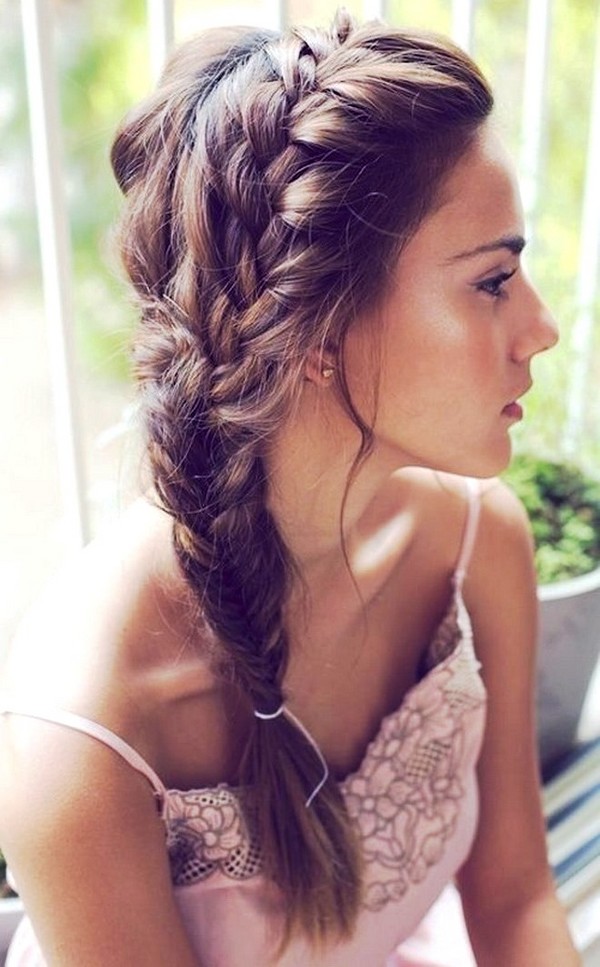 Treccia a treccia su capelli medi con una foto