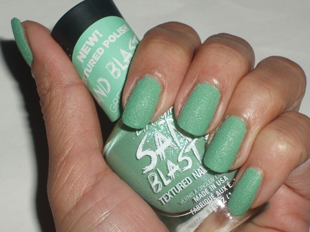 Manicure alla moda e fresca 2015: chiodi di colore menta, foto