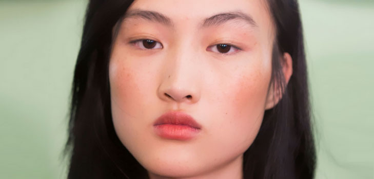 Trucco fresco di estate da J.W. Anderson per 10 minuti: una master-class dettagliata