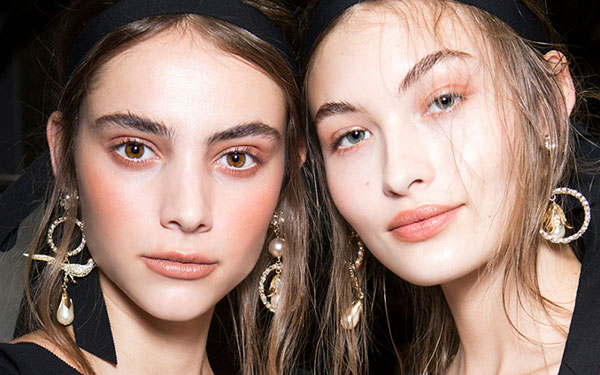 Trucco fresco di estate da J.W. Anderson per 10 minuti: una master-class dettagliata