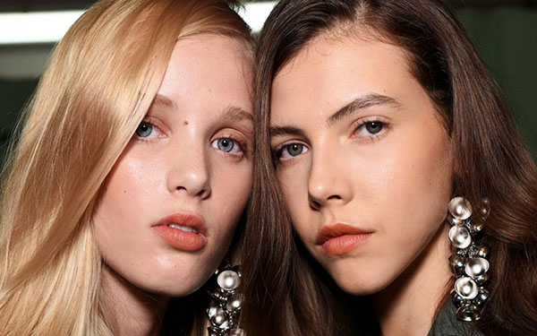 Trucco fresco di estate da J.W. Anderson per 10 minuti: una master-class dettagliata