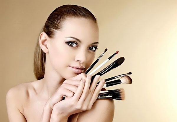 La tecnica del trucco corretto: quattro regole degli artisti make-up