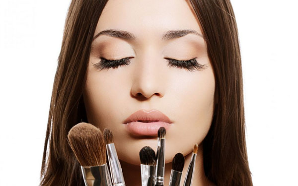 TOP-4 ricevimenti del make-up perfetto: lezioni di artisti make-up