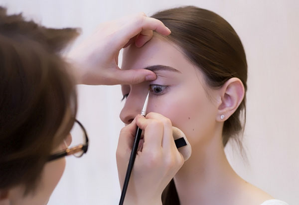 TOP-4 ricevimenti del make-up perfetto: lezioni di artisti make-up
