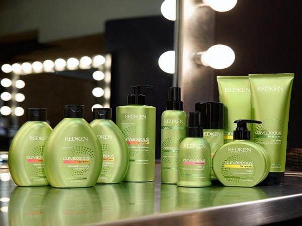 Rivoluzione ondulata: nuovi elementi per ringlets riccioli Redken Curvaceous