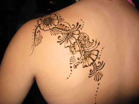 Tatuaggi l'henné nel salone