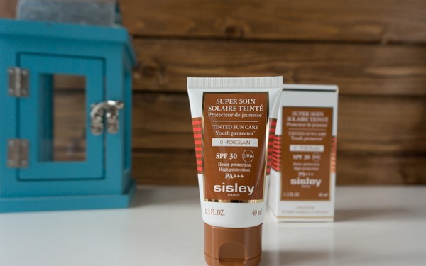 Suntan dalla bottiglia: tinta di protezione solare Sisley Tinted Sun Care