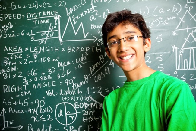 Il ragazzo è in piedi vicino al consiglio scolastico
