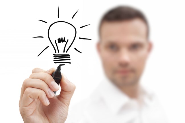 L'uomo ha disegnato una lampadina