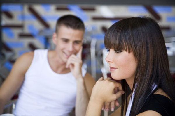 7 pose e gesti che funzionano senza fallo sugli uomini